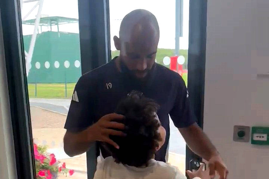 姆贝莫穿19号亮相卡林顿!拉什福德桑乔登机离开,曼联开始买中锋